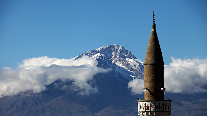 Erzincan'ın en yüksek noktası olan 3 bin 549 metre yüksekliğindeki Esence Dağı'nın ardından 2. sırada yer alan Munzur Dağı'nın zirvesi, mevsimin ilk karı ile beyaz gelinliğini giydi.