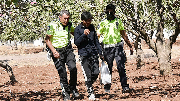 İlçe Emniyet Müdürlüğü ekipleri, Fırat Mahallesi'ndeki bir fıstık bahçesinde kaçak göçmenlerin olduğu ihbarı üzerine bölgeye gitti. 