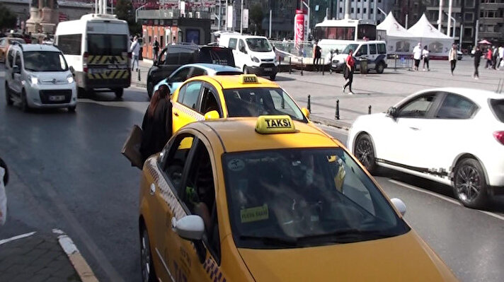 Trafik Denetleme Şube Müdürlüğü Sivil Trafik ekipleri Taksim Meydanı'nda taksilerin kısa mesafe yolcu almama, turist seçme ve taksimetre açmama gibi olumsuzluklara yönelik denetim yaptı. 