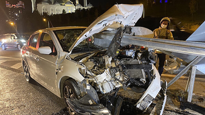 Kaza saat 23.00 sıralarında TEM Otoyolu Ataşehir Bağlantı yolunda meydana geldi. İddiaya göre 34 BCK 998 plakalı otomobilin sürücüsü Osman Aydın, şerit değiştirmek isterken orta bariyerlere çarptı.