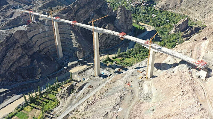 Çalışmalar kapsamında toplamda 56,7 kilometresi tüneller, 3,6 kilometresi de köprü ve viyadüklerden oluşurken, 4 özel tasarımlı köprülerin bir kısmı Ekim ayında açılması bekleniyor.

