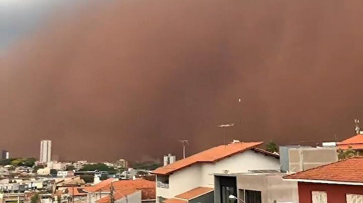 Brezilya’da Pazar günü Sao Paulo eyaletindeki Presidente Prudente, Franca, Jales, Araçatuba, Barretos şehirlerinde ve Minas Gerais eyaletinin bazı bölgelerinde etkili olan kum fırtınası nedeniyle oluşan toz bulutu sokakları karanlığa çevirdi.