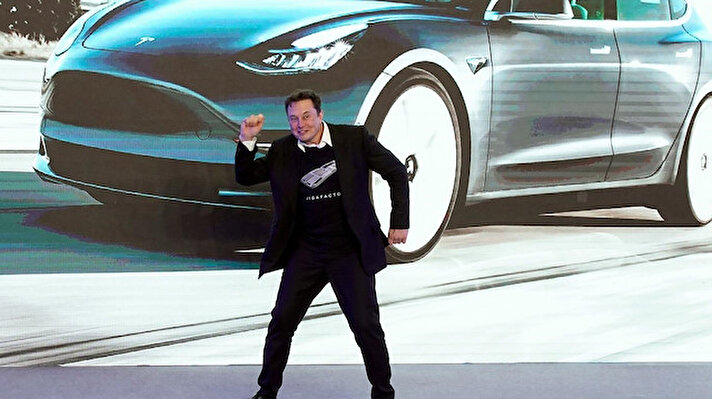 Forbes listesinde dünyanın en zengin ismi Tesla'nın patronu Elon Musk  oldu. Musk'ı Ağustos 2020’de ilk kez 200 milyar dolara ulaşan Amazon kurucusu ve uzay konusundaki rakibi Jeff Bezos ve geçen ay kısa bir süre için bu rakama ulaşan Bernard Arnault takip ediyor.