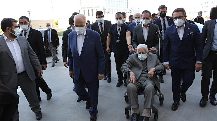 Saadet Partisi Yüksek İstişare Kurulu (YİK) Başkanı Oğuzhan Asiltürk, tedavi gördüğü hastanede 86 yaşında hayatını kaybetti. Vefat haberinin duyulmasından sonra Asiltürk'ün dava arkadaşları ve bakanlar hastaneye akın etti. 