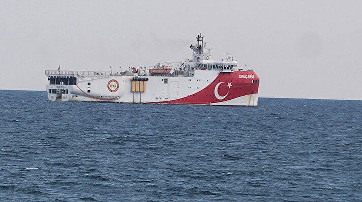 Bir süredir Akdeniz’de 3 boyutlu sismik araştırmalar yapan 86 metre boyunda ve 23 metre genişliğindeki Oruç Reis gemisi, 3 gün önce Antalya Körfezi’ne demirledi.