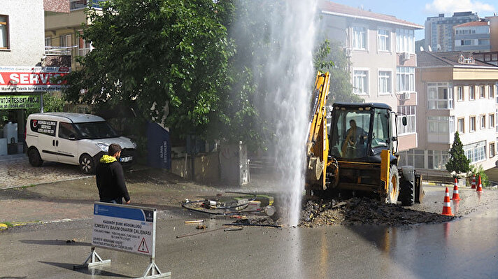 Olay saat 12.30 sıralarında İçerenköy Mahallesi Başıbüyük Yolu Caddesi'nde meydana geldi. İSKİ ekipleri çalışma yaptığı sırada, iş makinesi su borusunu patlattı.