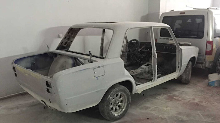 Malatya’da babasına ait iş yerinde oto tamirciliği yapan 19 yaşındaki Ömer Okan Çalışkan, babasına ait olan 1974 model Murat 124’ü 19 yıl sonra garajdan çıkararak yeniledi. 