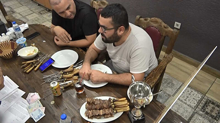 Kocaeli'nin Çayırova ilçesi Şekerpınar'da bir restoran, cağ kebabının porsiyonlarının büyüklüğünü kanıtlamak ve lezzetini tanıtmak için yarışma düzenledi.