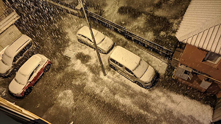 Ardahan’a mevsimin ilk karı yağdı. Kar yağışıyla birlikte kent beyaza büründü.