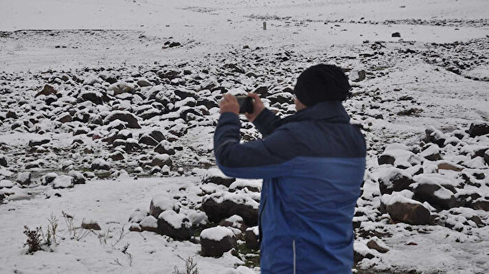 Kar yağışının etkili olduğu Kars-Susuz karayolu üzerindeki köylerde yaşayanlar güne kar ile uyandı. 
