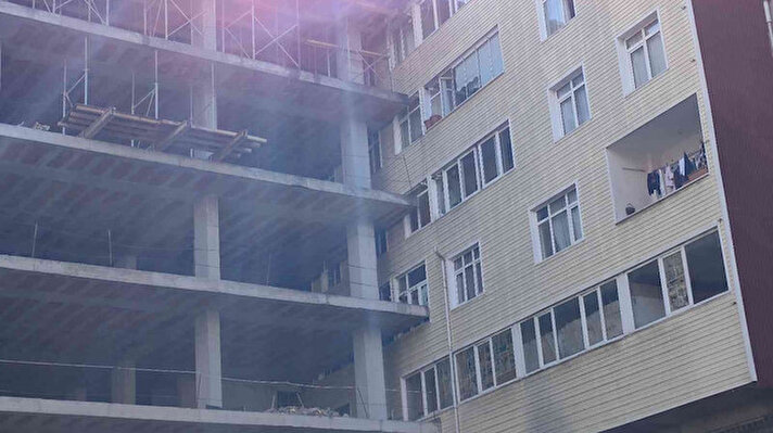 Şişli Feriköy Mahallesi Gediz Sokak’ta 40 sene önce yapılan bir apartmanın yan cephesi, bitişiğinde inşası devam eden bina tarafından tamamen kapatıldı. Apartman ile inşaat halindeki bina arasındaki mesafenin santimetrelerle ölçülebildiği görülürken, pencerelerinden dışarı baktıklarında betondan başka bir şey görmediklerini söyleyen apartman sakinlerinin bu durumdan son derece rahatsız oldukları öğrenildi.