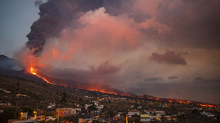 La Palma'da 50 yıl sonra aktif hale geçen ilk yanardağ olan Cumbre Vieja'nın bölgeye verdiği zarar, her geçen gün artıyor.<br><br>