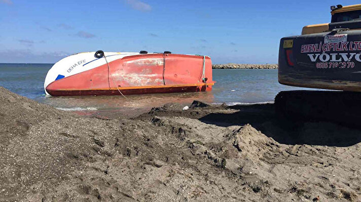 19 Mayıs ilçesi Dereköy Balıkçı Barınağı'ndan balığa çıkan Deha Efe isimli balıkçı teknesi denizin dalgalı olması nedeniyle Koşu Balıkçı Barınağı'na girmek istedi.