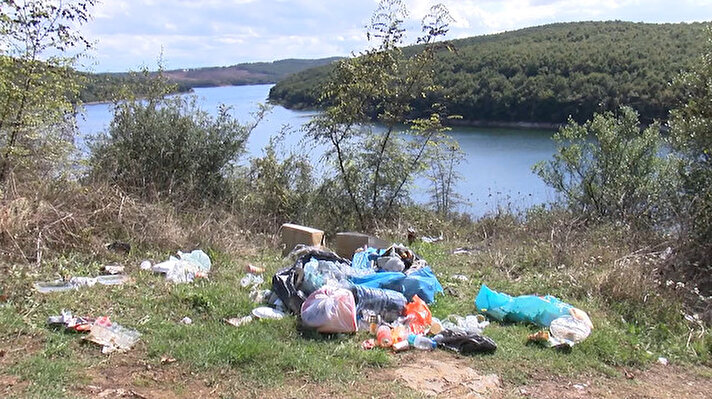 Çekmeköy ilçe merkezine 3 kilometre mesafe uzaklıkta bulunan, İstanbul'un içme suyu ihtiyacının karşılandığı barajlardan biri olan Ömerli Baraj Gölü'nün etrafı, piknikçilerin bıraktığı atıklarla çöplüğe döndü.