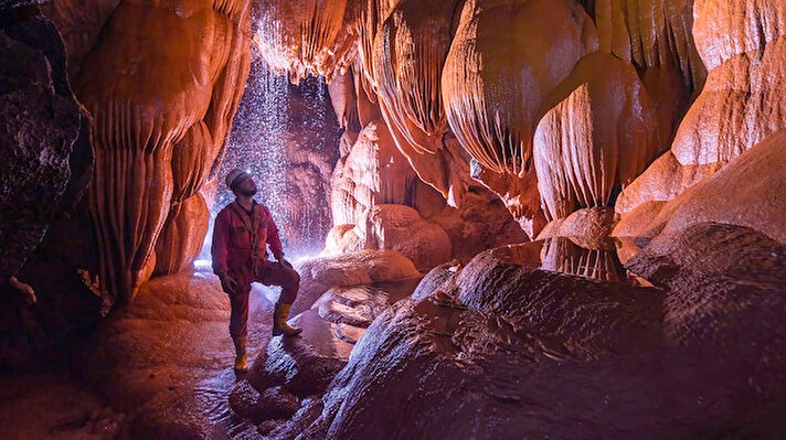 Doğa araştırmacılarından oluşan 4 kişilik ekip, Safranbolu'da bulunan Türkiye'nin 4'üncü büyük mağarası olan Bulak'ta (Mencilis) araştırma ve inceleme yaptı. 