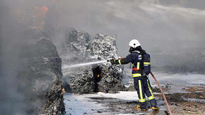 Yangın, saat 11.00 sıralarında Yeni Mahalle'deki Gazipaşa Belediyesi'ne ait geri dönüşüm deposunda çıktı.