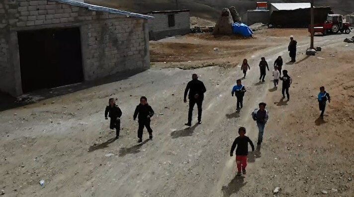 Erzurum’un Köprüköy ilçesine 40 kilometre uzaklıktaki Duatepe Mahallesi’nde dışarıda oynayan ilkokul öğrencileri, gökyüzündeki drone’u görünce korkarak kaçmaya başladılar. 