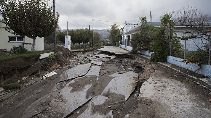 Yunanistan Devlet Ajansı AMNA’nın haberine göre, Eğriboz Adası’nda dün başlayan ve bugün yoğunlaşarak devam eden yağışlar nedeniyle seller oluştu.
