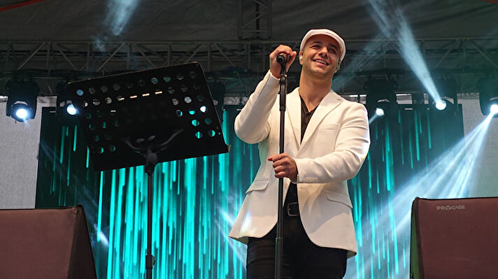 Maher Zain, Esenler Dörtyol Meydanı'nda gerçekleştirilen etkinlikte, İngilizce, Arapça ve Türkçe şarkılar seslendirdi.<br>Konser öncesi açıklamalarda bulunan Zain, Türkiye'yi çok sevdiğini belirterek, "Türkiye kültürü, yemeği, müziği, her şeyiyle gerçekten çok sevdiğim bir ülke. Burada çok fazla arkadaşım var çok defa geldim. Türkiye için çok dua ediyorum." dedi.