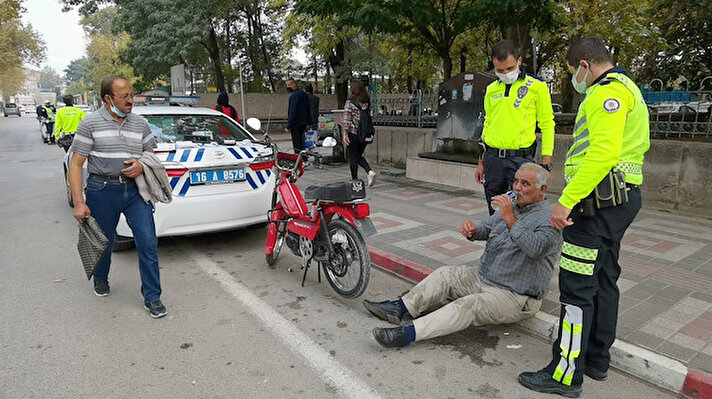 İnegöl ilçesi Kemalpaşa Mahallesi Adnan Menderes Bulvarı’nda trafik ekipleri, uygulama noktasında plakasız motosikleti durdurdu. 