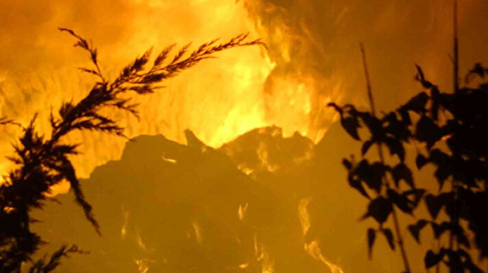 Babaeski ilçesine bağlı Karahalil beldesi Demirkapı Mahallesi’nde bulunan bir hayvan çiftliğinin yem deposunda henüz belirlenemeyen bir nedenle yangın çıktı. 