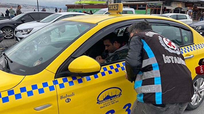 İstanbul Emniyet Müdürlüğü Trafik Denetleme Şube Müdürlüğü Sivil Trafik Ekipler Amirliği ekipleri tarafından Eminönü'nde taksi şoförlerine yönelik denetim gerçekleştirildi. Sivil trafik polisleri, bindikleri taksilerde kurallara uymayan şoförleri denetim noktasında durdurdu. Polis ekiplerinin, kendilerini almayan taksi sürücülerini de ihbar ettikleri denetimde, taksi sürücülerine cezai işlem uygulandı. 