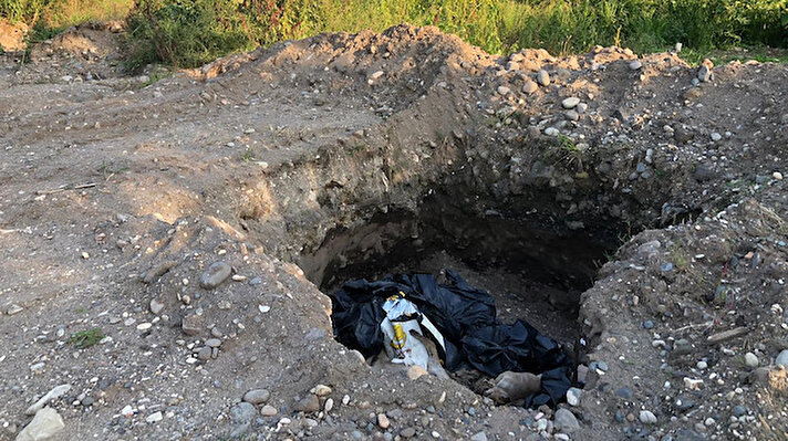 Aksu Mahallesi sahilinde incelemelerde bulunan CHP Giresun Merkez İlçe Başkanı Murat Bektaş, eski çöp depolama alanı yanındaki çukurda ölü köpeklerin olduğunu fark etti