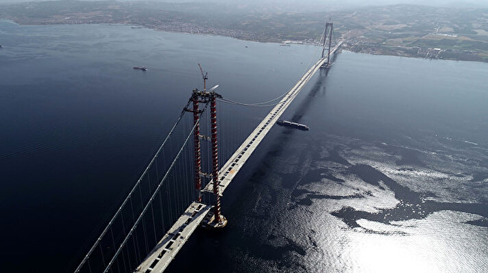 Çanakkale Boğazı'nda Avrupa ve Asya kıtalarını ilk kez birbirine bağlayacak olan ve cumhuriyetin 100'üncü yılını simgeleyen, 2023 metrelik orta açıklığıyla da 'dünyanın en uzun orta açıklıklı asma köprüsü' unvanını alacak 1915 Çanakkale Köprüsü'nün temeli, 18 Mart 2017 tarihinde Cumhurbaşkanı Recep Tayyip Erdoğan tarafından atıldı. 