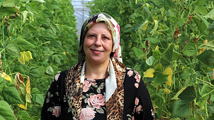 16 yıl önce eşi ve 3 çocuğuyla şehir merkezinden Cemaller köyüne yerleşen 43 yaşındaki Filiz Gülmez, bahçesinde sebze yetiştirmeye başladı.<br><br>İşini geliştirmek için Tarım ve Orman Bakanlığının Genç Çiftçi Projesi'ne başvuran Gülmez, aldığı hibe desteğiyle serasını büyüttü.