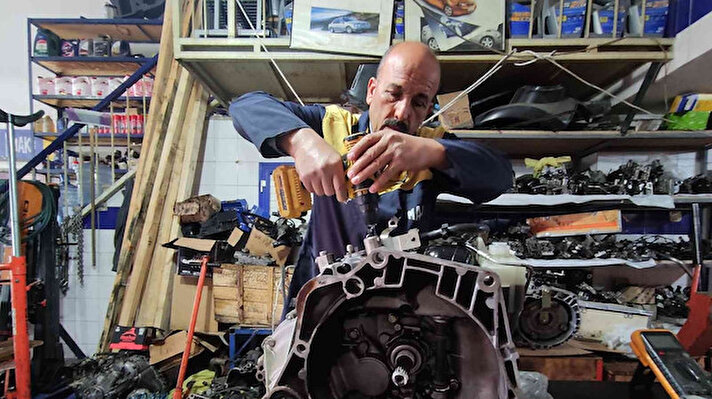 Nilüfer Küçük Sanayi Sitesi’nde uzun yıllardır oto tamir işi yapan Kenan Günel (60), İtalyan model otomatik vites araçlarda sık görülen robotik şanzıman arızasını tamir ediyor. Araç sahipleri arızalı şanzımanları değiştirmek zorunda kalıyordu.