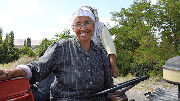 Kırsal Akkuzulu Mahallesi'nde yaşayan Döne Coşkun'un eşi, 2003 yılında hayatını kaybetti.<br><br>Eşinin ölümünün ardından bağ bahçe işlerini traktör kullanarak yapmaya başlayan Coşkun, bir taraftan da üç çocuğunun eğitimiyle ilgilendi.