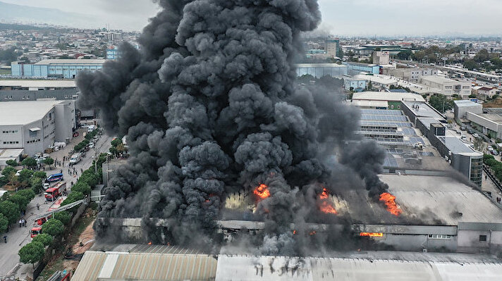 Organize Sanayi Bölgesi'nde faaliyet gösteren fabrikada, henüz belirlenemeyen nedenle yangın çıktı.<br><br>