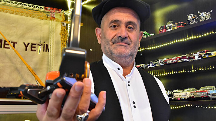 Konya'da yaşayan emekli inşaat mühendisi Mehmet Yetim, 10 yıl önce bir meslektaşının, kendi koleksiyonundan kule vinç maketi hediye etmesiyle iş makineleri maketine merak saldı. 