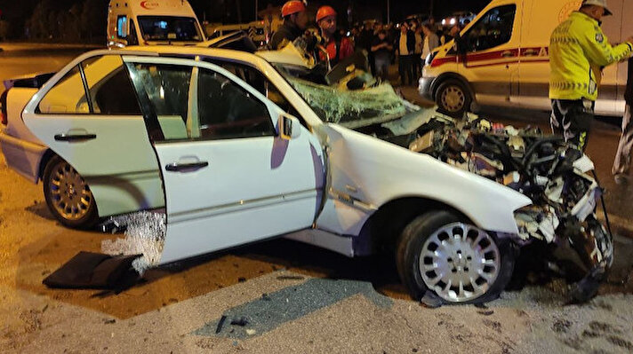 Kaza, Merkezefendi ilçesi İzmir Bulvarı üzerinde meydana geldi. Edinilen bilgilere göre; Alaattin Taş, idaresindeki 20 AB 064 Mercedes marka aracıyla seyir halindeyken direksiyon hakimiyetini kaybetti. Savrulan araç üst geçidin beton ayağına çarptı.