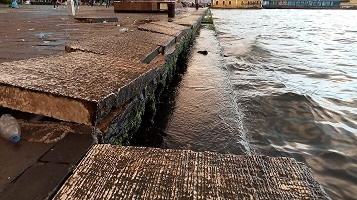Meteoroloji Genel Müdürlüğünün İzmir'e yaptığı uyarıların ardından kentte sağanak yağış ve fırtına etkili oldu.