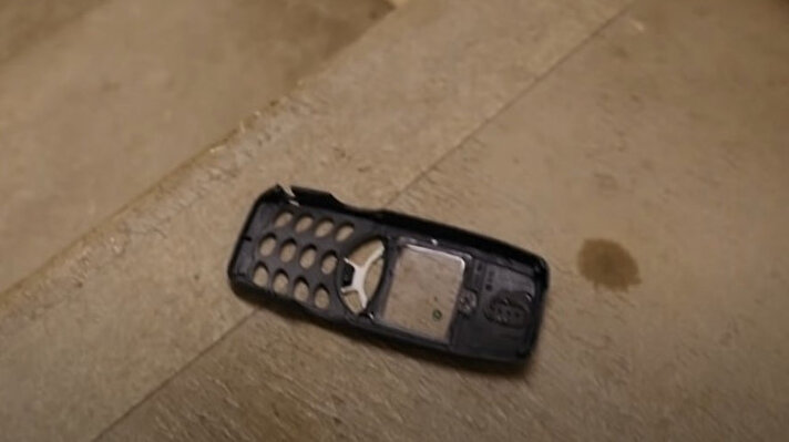 iPHONE 13 PRO GALİP GELDİ<br>İlk düşüş sonucunda adeta parçalarına ayrılan Nokia 3310, bekleneni veremedi. iPhone 13 Pro'nun ise sadece arkasında kırılmalar meydana geldi, ancak telefon çalışır bir şekilde testten sağlam çıkmayı başardı.