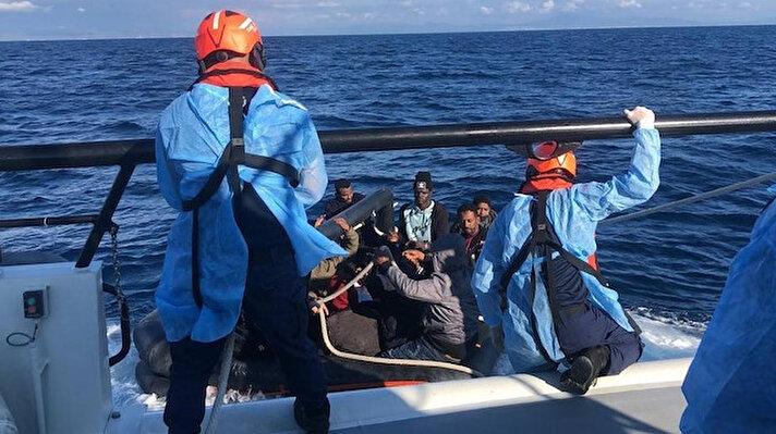Sahil Güvenlik Komutanlığının internet sitesinde yer alan açıklamaya göre, İzmir'in Menderes ilçesi açıklarında can salı içerisinde bir grup düzensiz göçmen olduğu bilgisinin alınması üzerine bölgeye Sahil Güvenlik Botu görevlendirildi.<br><br>
