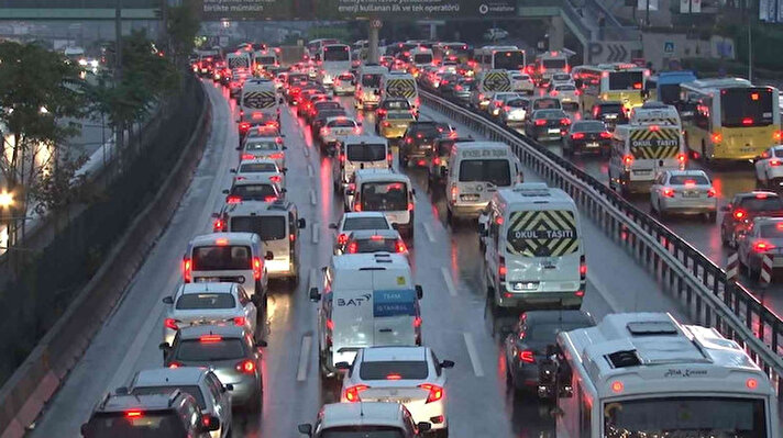 İstanbul’da haftanın ilk iş ve okul gününde trafik yoğunluğu erken saatlerden itibaren etkili olmaya başladı.