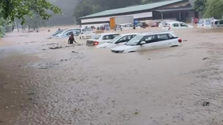Hindustan Times'ın haberine göre, eyalette etkili olan şiddetli yağışların ardından ani sel ve toprak kaymaları meydana geldi.