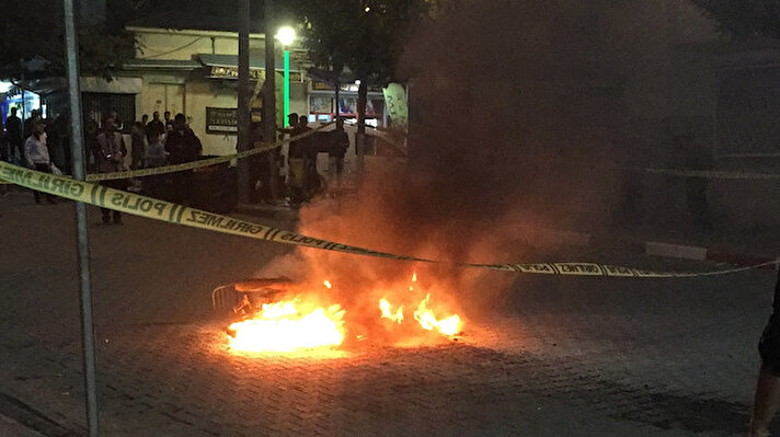 Siirt'te, eksik evrakları nedeniyle ceza yazılan sürücü, bağlanacağını öğrendiği motosikletini ateşe verdi.