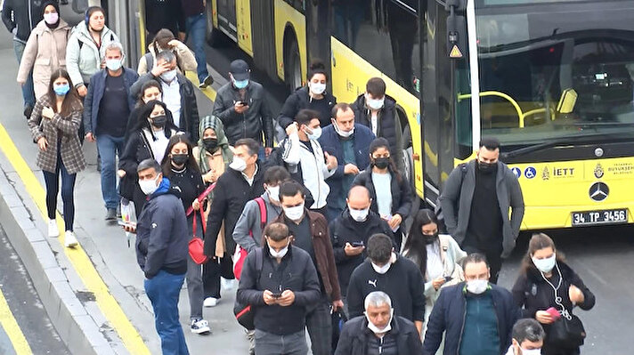 Haftanın ilk iş gününde toplu taşıma ve trafikte yoğunluk yaşandı. Cevizlibağ'da metrobüs ile tramvaydan inmek isteyen ve binmeye çalışan vatandaşlar zorlandı.