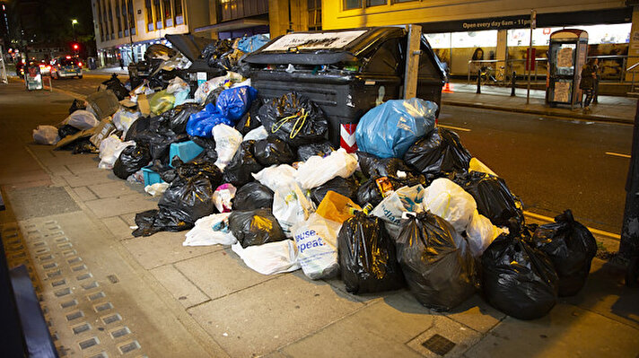 İngiltere'nin Brighton kentinde temizlik işçilerinin grev yapması nedeniyle çöp kutularının etrafında çöp yığınları oluştu.