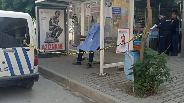 Olay, dün Ödemiş’in en işlek caddelerinden olan Cumhuriyet Mahallesi Atatürk Caddesi üzerinde bulunan bir otobüs durağında meydana geldi. 