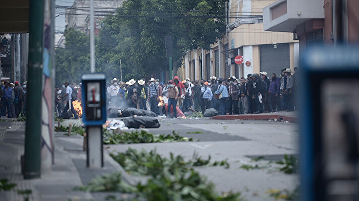 Guatemala medyası La Prensa'ya göre, başkentin tarihi merkezinde bir araya gelen emekli askerlerin başlattıkları yürüyüş, günün ilerleyen saatlerinde polisle çatışmaya dönüştü.<br><br>