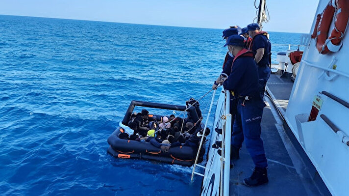 Sahil Güvenlik Komutanlığından yapılan açıklamaya göre, Kuşadası ilçesi açıklarında, lastik botlarda bir grup yabancı uyruklunun bulunduğu bilgisi üzerine, bölgeye Sahil Güvenlik Komutanlığına bağlı botlar sevk edildi.<br><br>