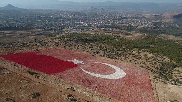 İlçeye bağlı Kelce Mahallesi Sarıtaş mevkiinde bulunan Türk bayrağı, 180 metre uzunluğa, 120 metre genişliğe sahip ve yaklaşık 22 bin metrekare ebatında. 