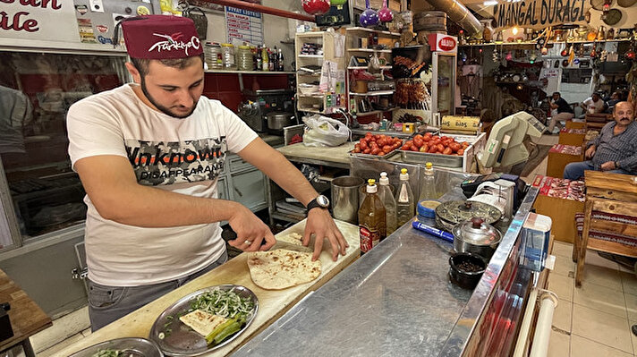 İlçede 9 yıl önce babasıyla açtıkları lokantayı işleten 22 yaşındaki Balakan, yaşadığı yörenin kültürünü yansıtan ancak zamanla unutulan değerleri müşterilerine tanıtmak amacıyla eski eşyaları toplamaya başladı.<br><br>