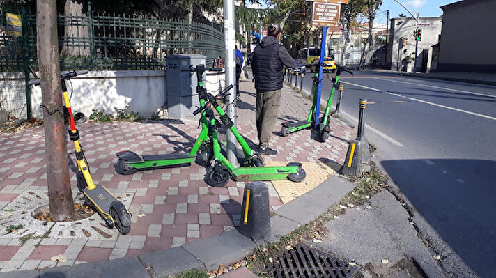 Hollandalı bir firma, elektrikli scooter kiralama yöntemine benzer bir çalışma mantığına sahip olan elektrikli mopedleri İstanbul'da kullanıma sundu. Sayıları 52 bini geçen scooter'lardan sonra mopedlerin de kaldırımı işgal etmeye başlamasıyla şikayetler arttı