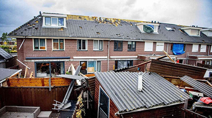Batı Avrupa ülkeleri Hollanda, Fransa ve Belçika’da şiddetli fırtına hayatı olumsuz etkiledi. Hollanda’nın Rotterdam kentinin güney kesimindeki Barendrecht kasabasında şiddetli rüzgar evlerin çatılarını uçururken, ağaçları da devirdi. Çatılardan uçan kiremitler nedeniyle caddelerdeki araçlar zarar gördü.