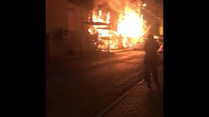 Yangın saat 04.00 sıralarında Merkez Mahallesi Zeynebiye Caddesi, Pembegül sokakta yaklaşık bin metrekare alan üzerine kurulu çelik konstrüksiyon binada meydana geldi.